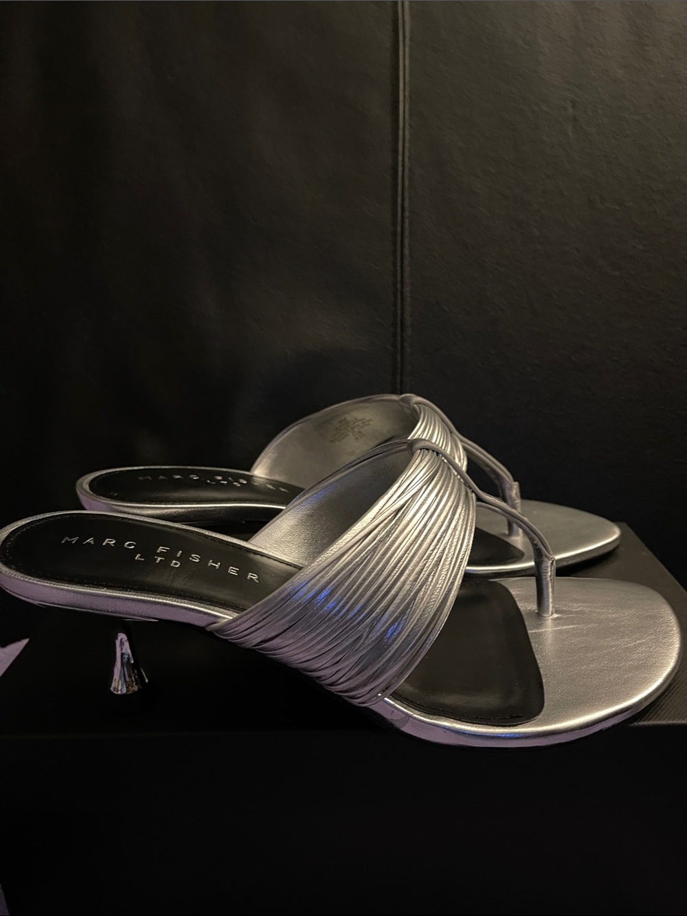 Marc Fisher Women’s Pamilla Sculpted Silver Metallic Thong Mule Heel Sz 8 NWB